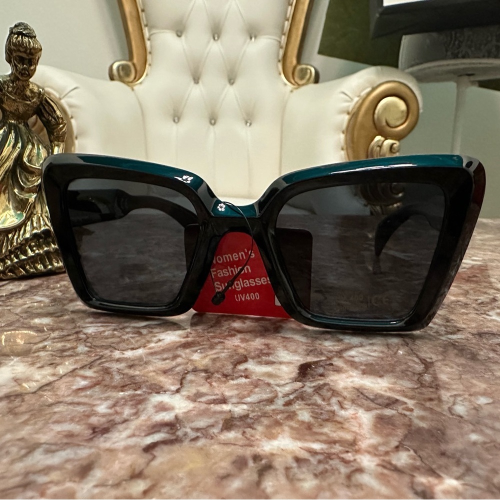 Stylish Black Women's Sunglasses -NWT